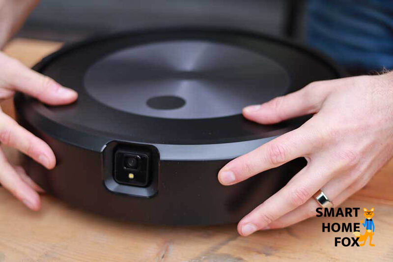 Der iRobot Roomba j7+ inkl. Kamerabasierter Objekterkennung in der Nahaufnahme zu sehen.